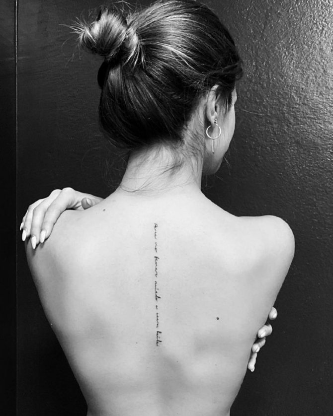 Tatouage sur le dos d'une fille