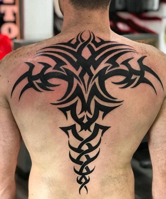 Photos d'un tatouage dans le dos d'un homme