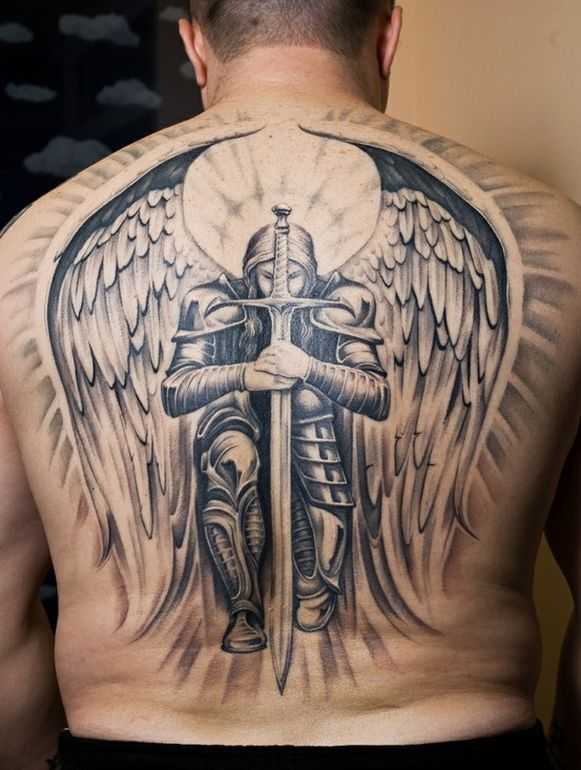 Tatouage d'un guerrier avec une épée sur le dos
