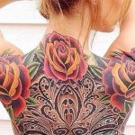 Tatouage sur le dos couleur femme