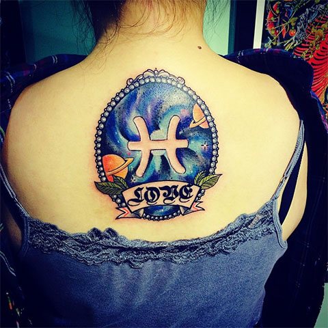 Tatouage sur le dos - le signe du zodiaque sur un poisson (photo)