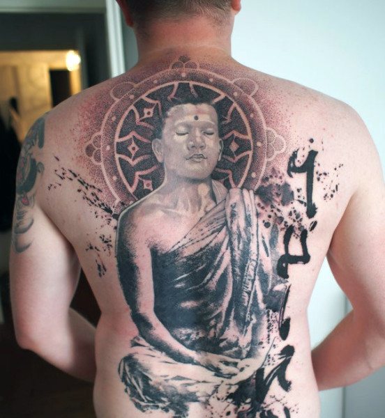 Tatouage sur son dos.
