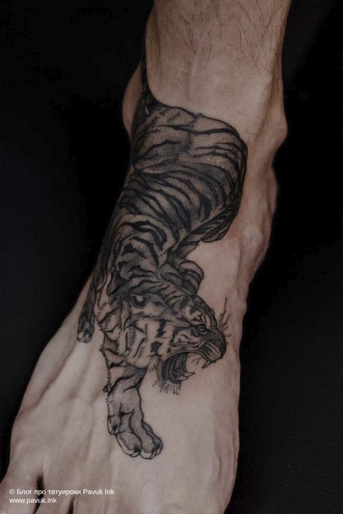 Tatouage sur le pied 09