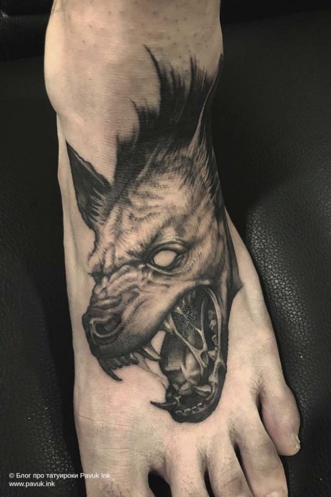 Tatouage sur le pied 12
