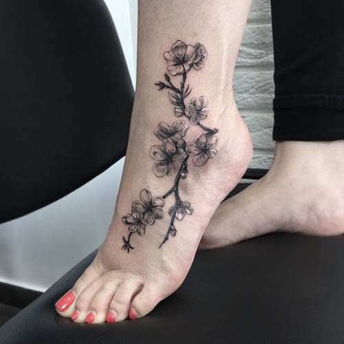 Tatouage sur le pied pour les filles. Croquis, photos