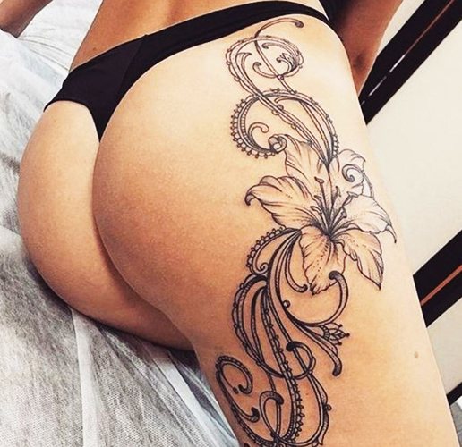 Tatouage sur les fesses pour les filles belles, petites. Photos, croquis d'inscriptions, fleurs, motifs, phénix, attrape-rêves, dragon