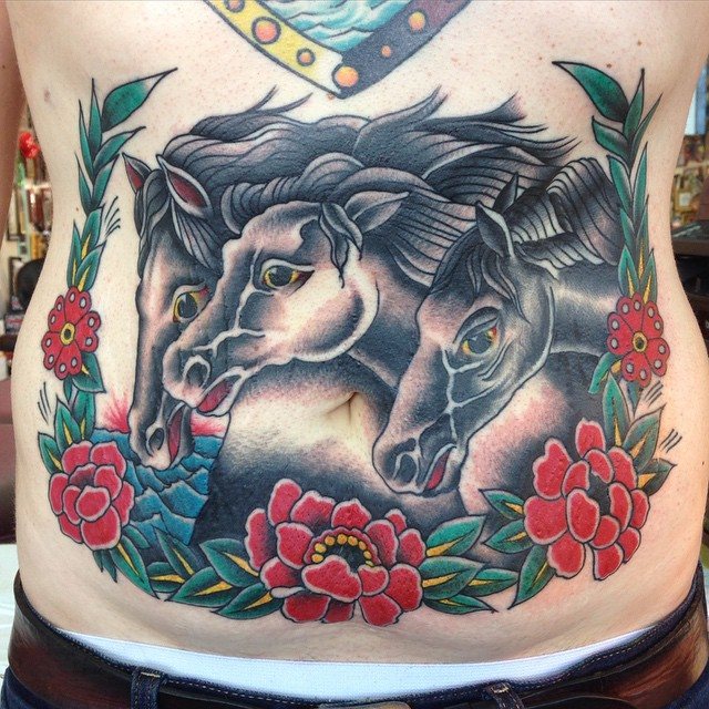 Tatouage sur le ventre des filles pour cacher les vergetures