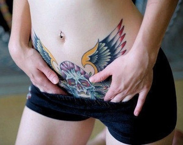 Tatouage sur le ventre pour les jeunes filles en post-partum pour cacher les vergetures