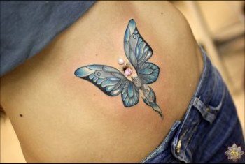 Tatouage sur le ventre des filles en post-partum pour cacher les vergetures