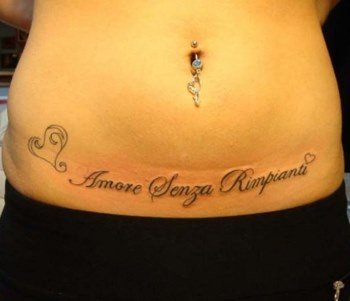 Tatouage sur le ventre pour les jeunes filles en post-partum pour cacher les vergetures
