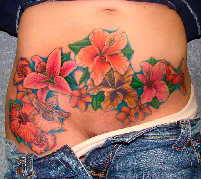 Tatouage sur l'abdomen pour cacher une cicatrice de césarienne