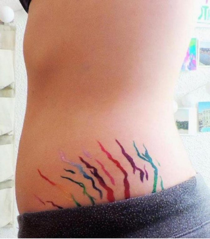 Tatouage sur le ventre après des vergetures