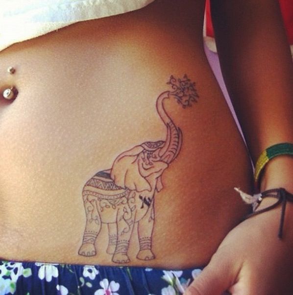 Tatouage sur le ventre pour couvrir les vergetures