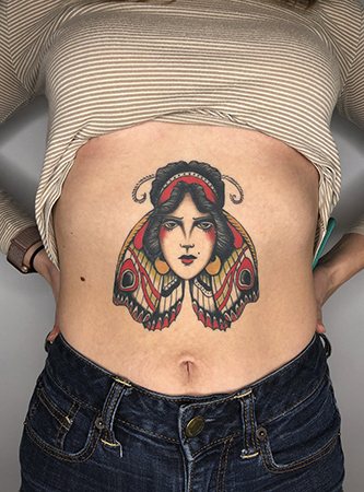 Tatouage sur le ventre
