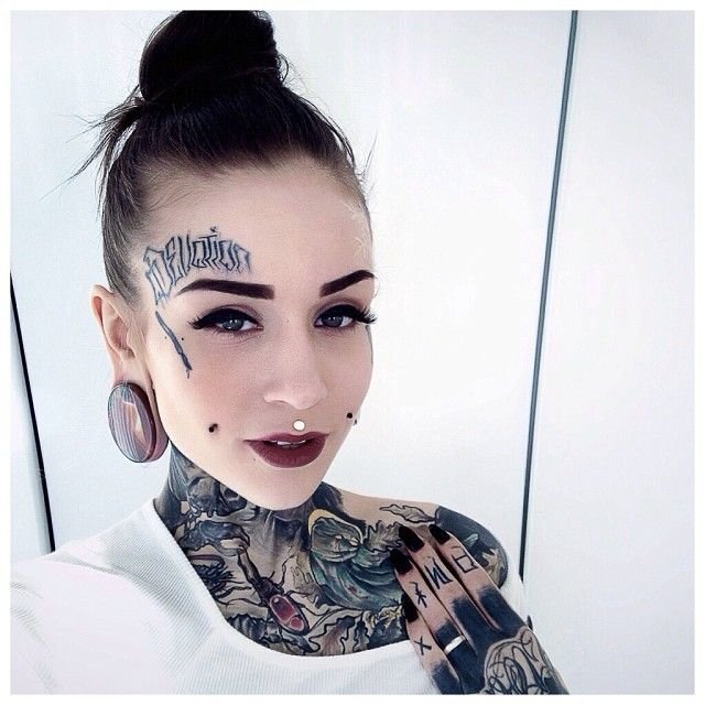 Tatouage au-dessus du sourcil