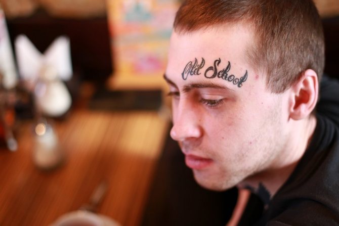 Tatouage sur le sourcil
