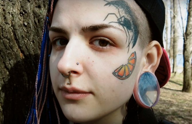 Un tatouage au-dessus du sourcil