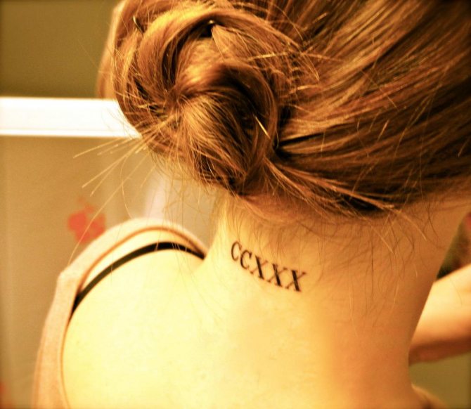 Inscription de tatouage. Lettres sur l'arrière du cou.