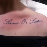 inscription de tatouage sur la clavicule