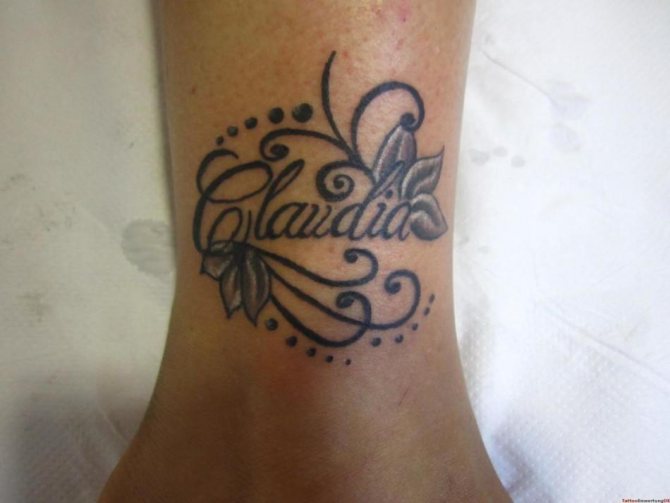 Tatouage du nom à la cheville
