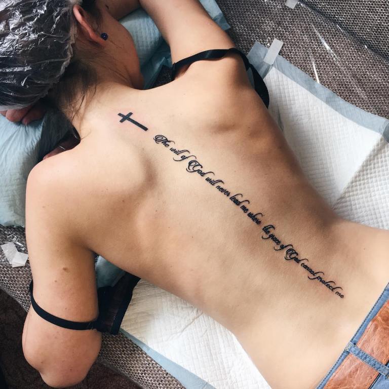 Tatouage inscription fille dos