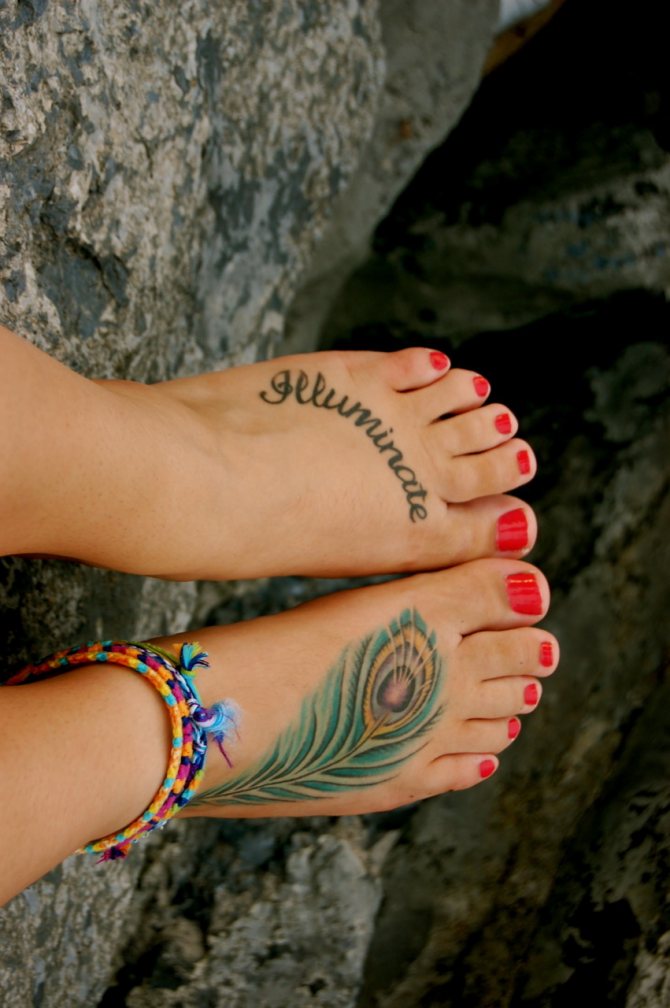 Le tatouage sur le pied peut être placé le long des orteils.
