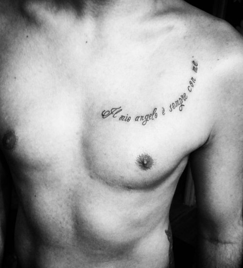 Tatouage sur la poitrine d'un homme