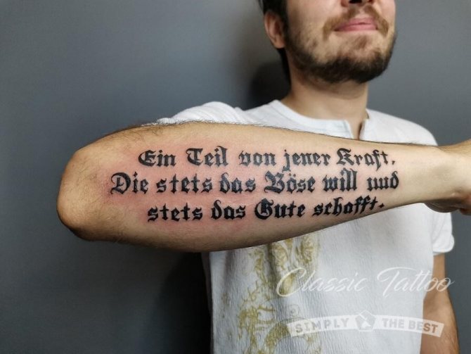 Tatouage gothique sur l'avant-bras pour les hommes