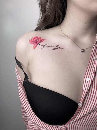Inscriptions de tatouage sur la clavicule pour les filles en traductions latines. Photos, croquis