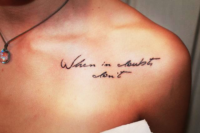 Inscriptions de tatouage sur la clavicule pour les filles en latin avec traduction, russe. Photos, croquis