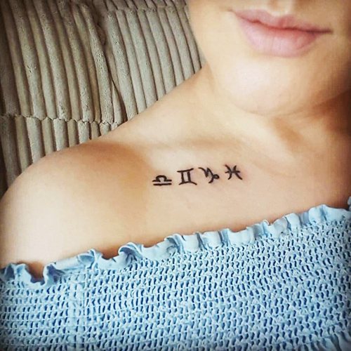 Inscriptions de tatouage sur la clavicule pour les filles en traductions latines. Photos, croquis