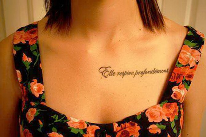 Inscriptions de tatouage sur la clavicule pour les filles en traductions latines. Photos, croquis