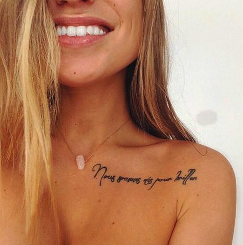 Inscriptions de tatouage sur la clavicule pour les filles en latin avec traduction, russe. Photos, croquis