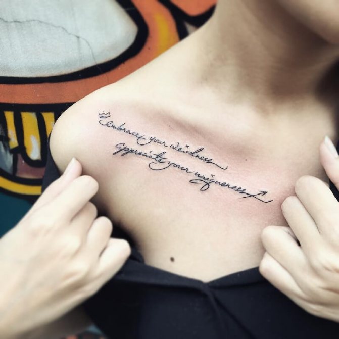 Tatouage féminin sur la clavicule - tatouage sur la clavicule pour les filles