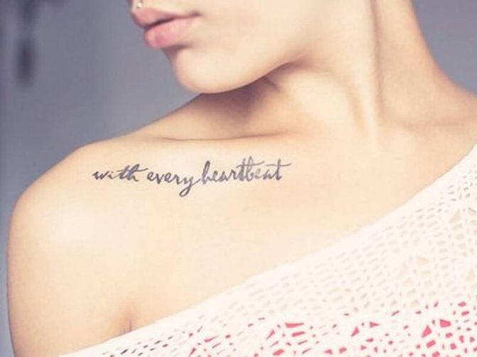 Tatouage inscriptions sur la clavicule féminine - tatouages sur la clavicule pour les filles