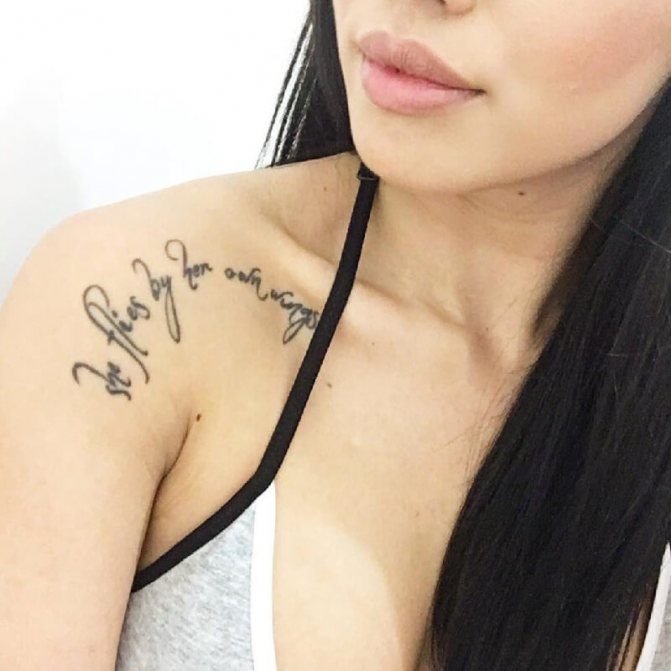 Tatouage de femmes sur la clavicule - tatouages sur la clavicule pour les filles