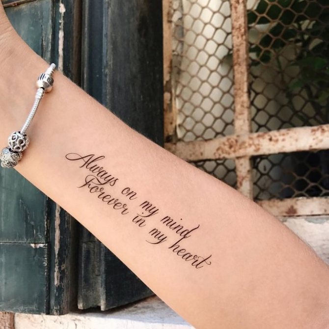 Inscriptions de tatouage sur le bras pour les filles avec des motifs de photos de traduction