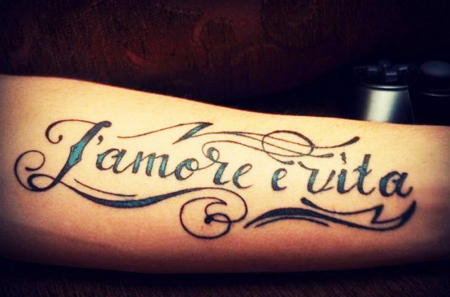 Inscriptions de tatouage sur le bras pour les hommes avec traduction. Photos, vignettes, traduction