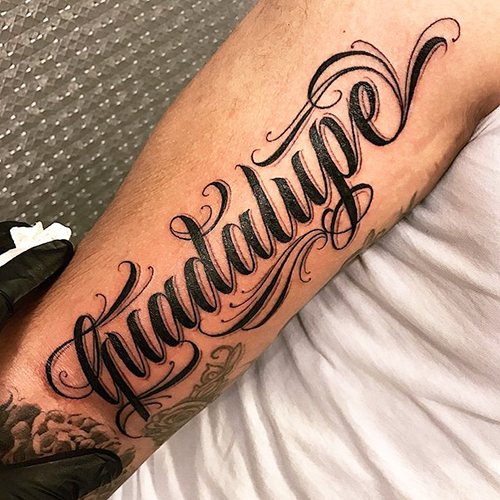 Inscriptions de tatouage sur le bras pour les hommes avec traduction. Photos, croquis, significations