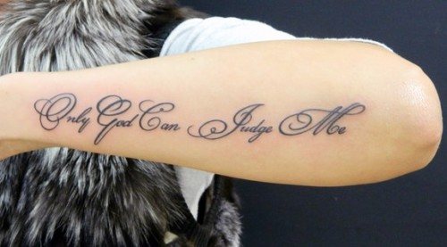 Inscriptions de tatouage sur le bras d'une fille. Photo, croquis en latin avec traduction, signification