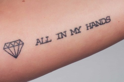 Inscriptions de tatouage sur le bras d'une fille. Photo, croquis en latin avec traduction, signification