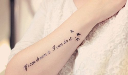 Inscriptions de tatouage sur le bras d'une fille. Photo, croquis en latin avec traduction, signification