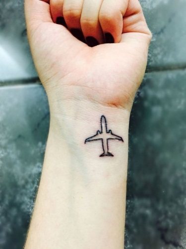 Inscriptions de tatouage sur le bras d'une fille. Photo, croquis en latin avec traduction, signification