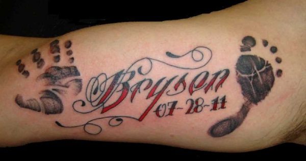 Inscriptions de tatouage sur le bras d'une fille. Photo, croquis en latin avec traduction, signification