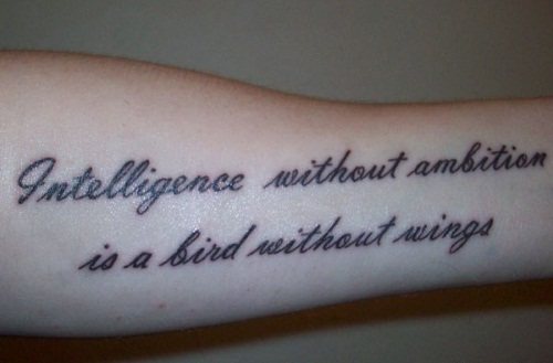 Initiales d'un tatouage sur le bras d'une fille. Photo, croquis en latin avec traduction, signification