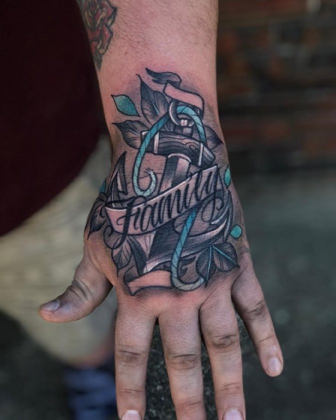 écritures de tatouage dédiées à la famille