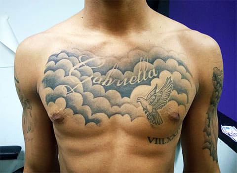 Tatouage du ciel et des nuages sur la poitrine