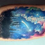 Tatouage du ciel sur la jambe