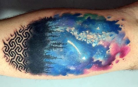 Tatouage du ciel sur sa jambe