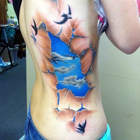 Tatouage d'un ciel avec des oiseaux